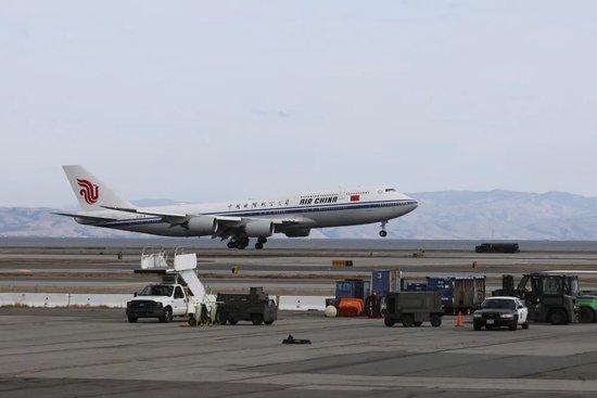 当地时间14日14时35分许，国家主席习近平抵达美国旧金山，将同美国总统拜登举行中美元首会晤，同时出席亚太经合组织第三十次领导人非正式会议。新华社记者 姚大伟 摄